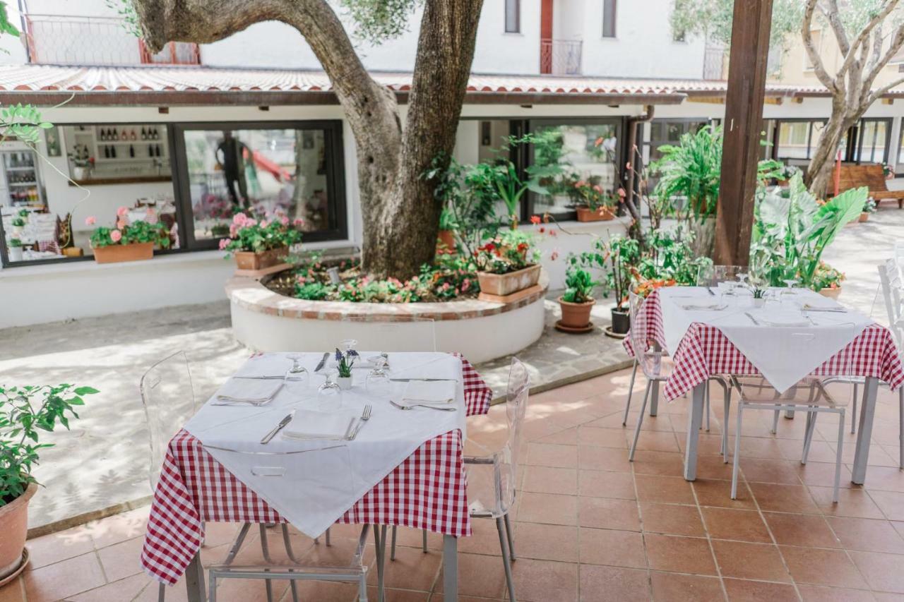 Hotel Santa Rosalia マリーナ・ディ・カメロータ エクステリア 写真